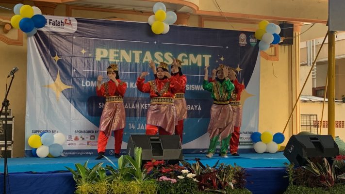Tampilan Tari Kreasi Nusantara oleh siswa SMP Al Falah Ketintang Surabaya